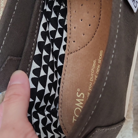 NWT! OLIVE CLASSIC TOMS! SIZE 7! - Picture 7 of 9